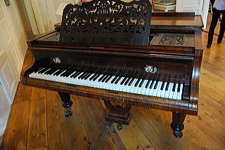 シューマンハウス・ヴィルヘルム・ヴィーク製ピアノ