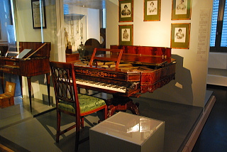 グラッシィ博物館・茶卓としても使えるピアノ