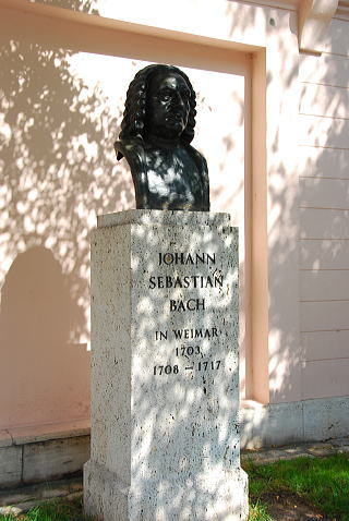 ワイマール・バッハの像