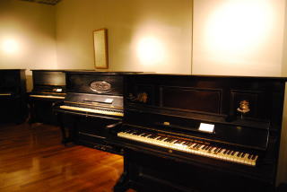 日本製のアンティーク・ピアノ