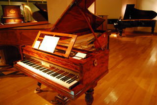 浜松市楽器博物館:アンティークピアノ
