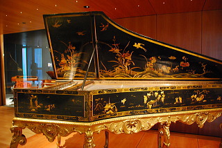 東洋の装飾が施されたピアノ。パリ・音楽博物館