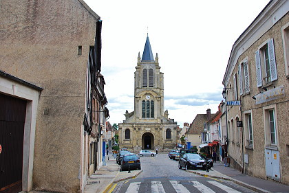 モンフォール・ラモリの広場・サン・ピエール教会