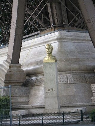 エッフェル塔の下のエッフェルの像