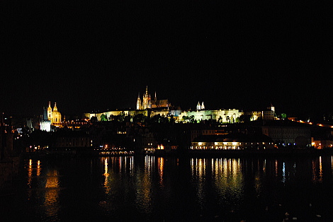ライトアップされたプラハ城