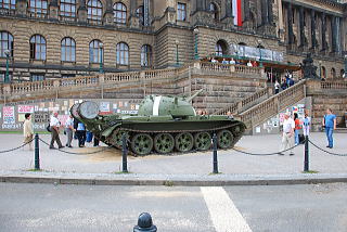 プラハ・国立博物館の前の戦車